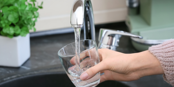 Pourquoi ajoute-t-on du fluorure et de l’aluminium à notre eau du robinet ?
