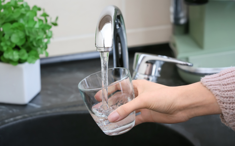 Pourquoi ajoute-t-on du fluorure et de l’aluminium à notre eau du robinet ?